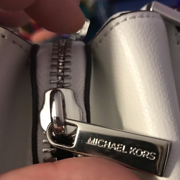 Michael Kors white purse.In Mint condition used 2x - Picture 6 of 8